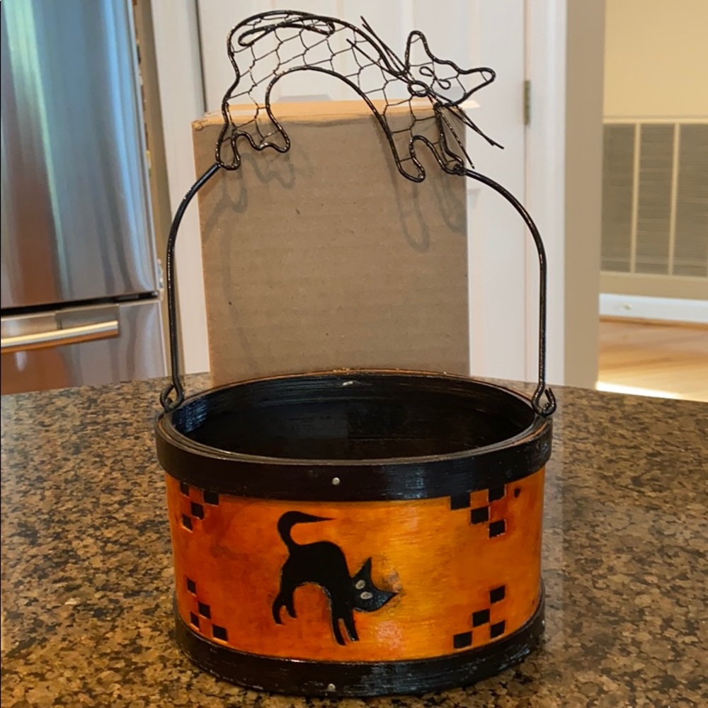 Halloween basket with cat design handle